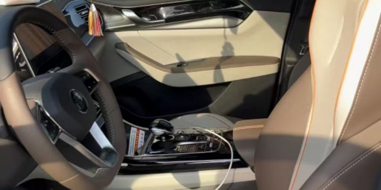 5座比亚迪秦混动PLUS内饰图